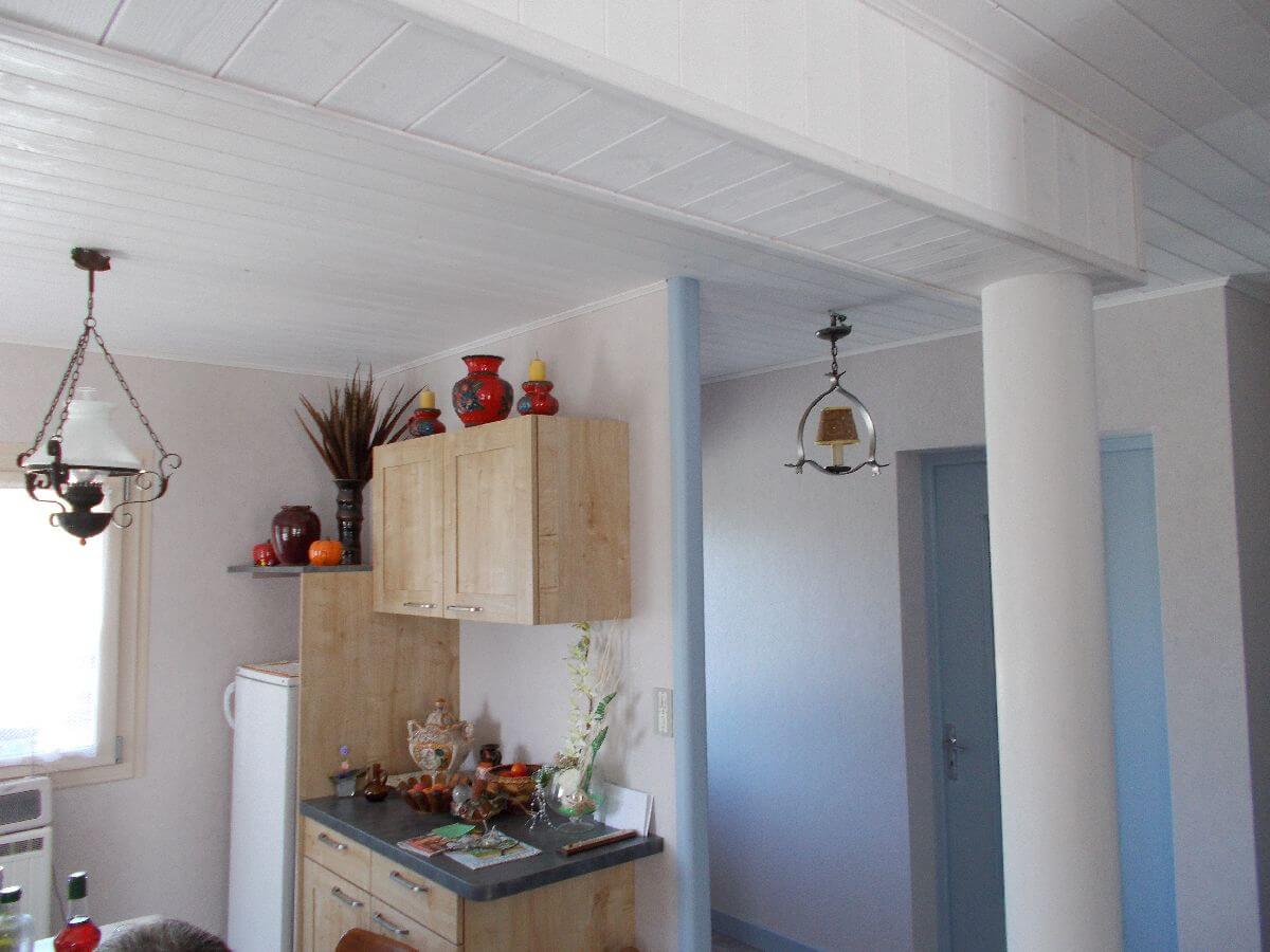Lambris bois blanc faux-plafond + Habillage poutre béton