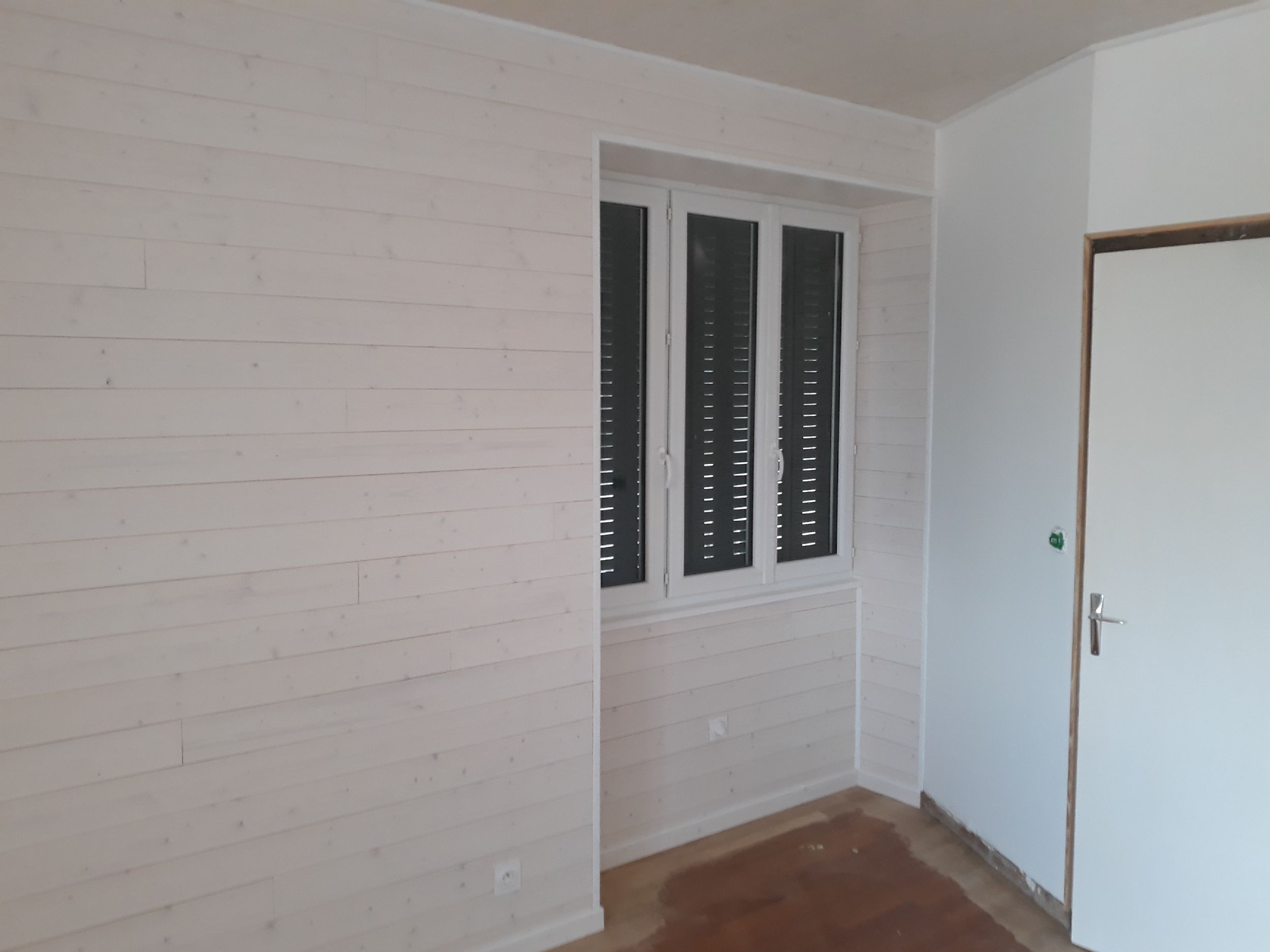 RÉNOVATION - CHAMBRE - Lambris Bois blanc aspect lisse (+ isolation murs)