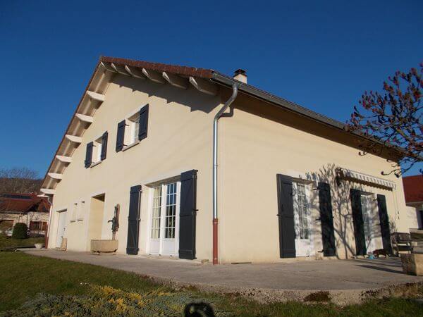 Rénovation d'une maison avec volets battants en Aluminium isolé - APRES