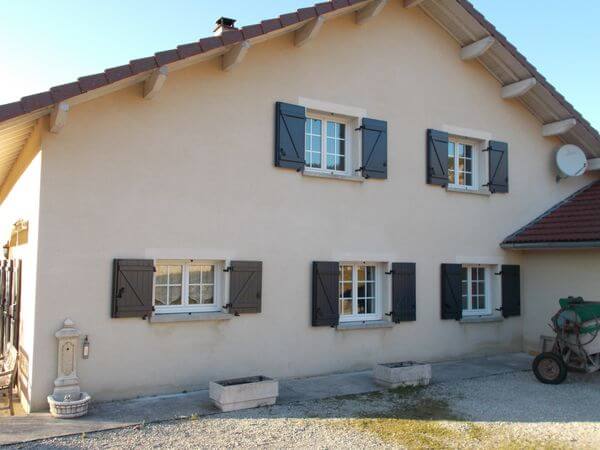 Rénovation d'une maison avec volets battants en Aluminium isolé - APRES