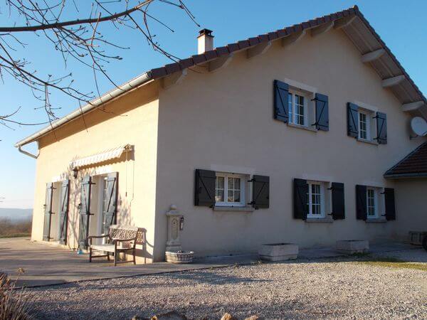 Rénovation d'une maison avec volets battants en Aluminium isolé - APRES